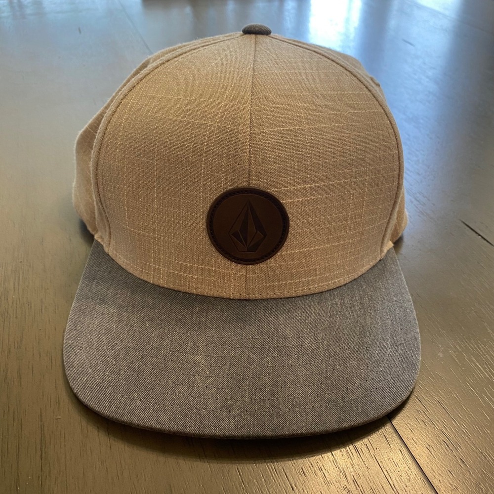 Volcom Mens Snapback Hat Tan Grey Two Tone Flat Brim Stone Logo Patch Cap